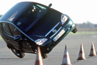 Her et bilde fra en test tyske Autobild gjennomførte i oktober 1997. Sjåføren, Michael Specht fortalte at de først mistenkte dekkene, men at bilen ble testet med mange forskjellige dekk uten at det bedret situasjonen. Den gangen var det ukjent at en tom batterikasse i bunnpannen hevet tyngdepunktet.