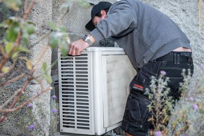 Oppvarming er gjerne det som trekker mest strøm i en bolig. En luft-til-luft-varmepumpe kan ta mye av støyten, men det kommer blant annet an på hvilken planløsning du har.