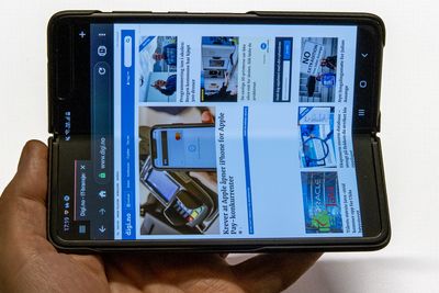 Brett ut: Endelig er Samsungs Galaxy Fold på markedet. Etter mange skjær i sjøen.