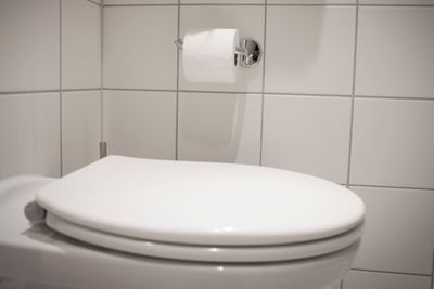 Toaletter bruker mye vann. Forskere i USA har utviklet en spray som danner et glatt belegg. Det redusere vannbruken