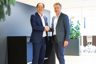 Fra v. administrerende direktør Erlend Sogn i Visma Software og Jarle Roti i Onestop Reporting.