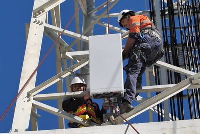 Arbeid på mobilmaster er en av oppgavene de 165 ansatte i Site Service jobber med, nå sammen med E-Nor Installasjon i Steinkjer. 