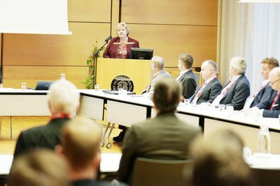  Statsminister Erna Solberg (H) møter bransjen til toppmøte om grønn skipsfart.