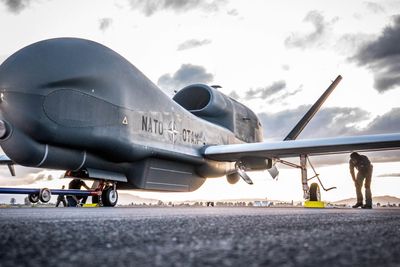 Nato opererer dronen RQ-4D. Slike store droner kan være aktuelle å kjøpe inn i Norge også, men det er ikke tatt noen avgjørelse.