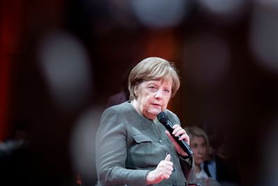 Tysklands forbundskansler Angela Merkel har fått gjennom et forslag om å kreve tydelig definerte sikkerhetsstandarder av landets kommende 5G-leverandører, men har forhandlet bort formulering om Huawei-forbud. Bildet er tatt under «Global Solutions Summit» in Berlin i mars i år.