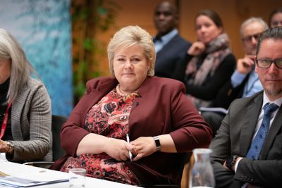 Statsminister Erna Solberg varsler i dag at hun legger kraftskatteutvalgets forslag i skuffen. 171 ordførere har protestert mot forslagene, som innebærer å ta kraftinntekter fra kommunene og i stedet sluse mer inn til staten.  