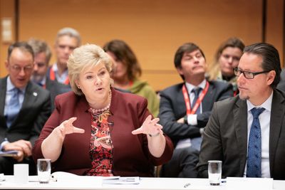 Statsminister Erna Solberg og Konsernsjef Remi Eriksen i DNV GL.