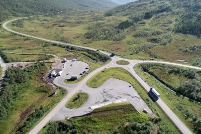 Hålogalandsvegen går blant annet gjennom Gullesfjord-krysset der E10 møter rv. 85 til Sortland.