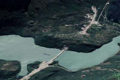 Satellittfoto av anleggsplassen der den nye riksvei 17-traseen bygges med Bakliholtantunnelen nærmest og det nordre innslaget på Liafjelltunnelen i bakgrunnen. Dagens veitrasé går langs Olvikvatnet til høyre i bildet.