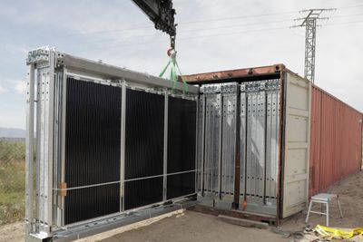 Scatec Solar lanserer en kontainer-løsning for leasing av solenergi og batterier til bruk på avsides steder og i flyktningleire. Konseptet heter Release. Bildet er fra testing i Spania. 