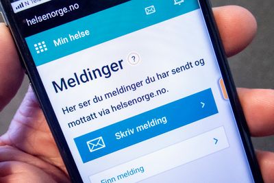 Det kreves digitale ferdigheter for å benytte seg av stadig flere offentlige tilbud og tjenester. Regjeringen støtter opplæringstiltak for at folk kan bruke tjenestene. 