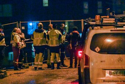 E39 er stengt som følge av lekkasje etter brudd på en vannledning i Sandviken i Bergen. Politiet, ambulansearbeidere og ansatte fra Bergen Vann nær stedet der flere hus er evakuert. Ingen personer er skadd eller savnet. 