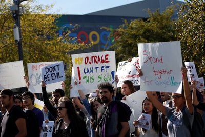 Google-ansatte har protestert mot en rekke forhold det siste året. Bildet er fra en demonstrasjon utenfor hovedkontoret ved Mountain View 1. november 2018.