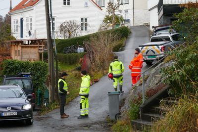 Geoteknikere undersøker åstedet for vannlekkasjen i Sandviken i Bergen. Hovedinnfartsåren inn til byen nordfra er stengt og fører til store trafikkproblemer.