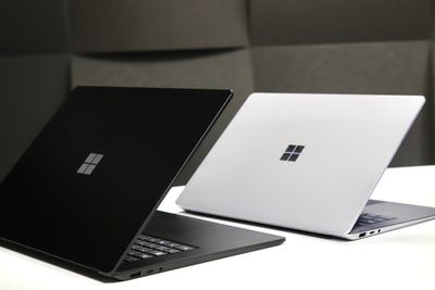 Microsoft Surface Laptop 3 finnes med både 15- og 13,5-tommers skjerm. 15-tommeren til venstre.