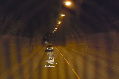 Brannvesenet i Tromsø mener tunnelene som gjennomhuller Tromsøya, ikke har god nok brannsikkerhet. Nå lyser Vegvesenet ut konkurranse om å utarbeide et sikkerhetskonsept for tunnelsystemet.