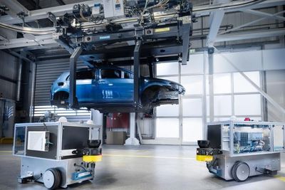 På Siemens' testsenter i Nürnberg er nå et privat 5G-nettverk i drift. Roboter som disse skal testes på nettverket.