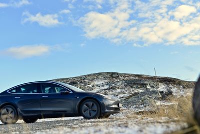 Tesla Model 3SR+ på Beitostølen. To av de 25 byene som ICCT omtaler som elbilhovedstader er norske.