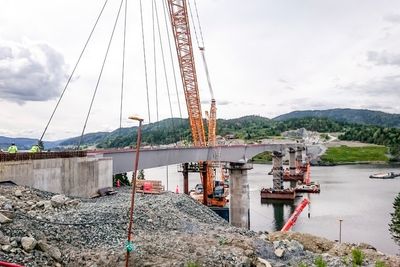 Det er ikke mye som gjenstår før Beitstadsundbrua er ferdig, men overflatebehandlinga tar lengre tid enn antatt, og åpningen er nå utsatt til slutten av januar. Bildet er fra da den siste brukassa kom på plass i juni.