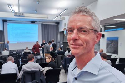 Prosjektleder Oddleif Westby i Telenor leder moderniseringsprosjektet som skal levere fast trådløst bredbånd (FWA) til kunder som mister bredbånd via kobbernettet. Her fotografert under seminaret til mobilorganisasjonen Mobil Agenda.