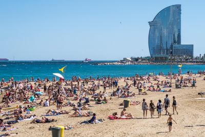 Mange nordmenn bor hele eller deler av året i Spania, og ser fram til å bruke Bankid mot spanske offentlige nettjenester. Her ser vi strandlivet i Barcelona.