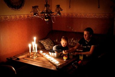 62 prosent av alle strømkunder i Norge opplevde i fjor minst ett strømavbrudd på mer enn tre minutter. Er strømmen borte mer enn 12 timer har du rett på økonomisk kompensasjon.