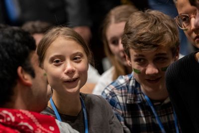 Greta Thunberg sammen med andre unge klimaaktivister på konferansesenteret i Madrid.