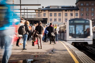 Ruter påpeker at sporing av billettkjøp strider mot andre lovverk, og avventer en avklaring før de begynner å knytte persondata til billettkjøp i app slik det kreves i nyinnført lov. 