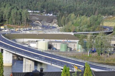 Veien inn til Teknologiparken over Kongsberg bru ble åpnet i september 2019. Men E134-prosjektet blir forsinket fordi elektroentreprenøren må vente på tilgang til veianlegget.