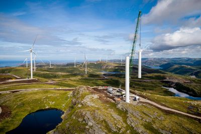 Fosen vindpark blir Norges desidert største. Regner man sammen all vindkraft som er bygget ut og besluttet bygget, kommer 40 prosent av norsk vindkraft i samme nettområde (NO3) i Midt-Norge. 