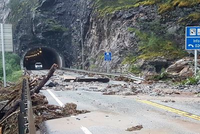 E16 mellom Voss og Bergen er en krevende strekning hvor det ofte går ras, som her ved  Bolstad, tidligere i år. Nå skal strekningen verdianalyseres i forkant av ny nasjonal transportplan.