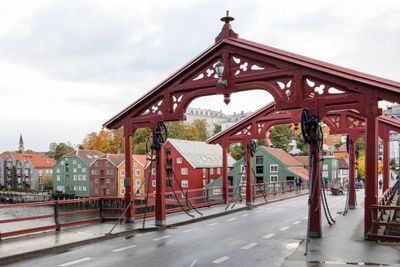 Gamle Bybro fra 1681 er et velkjent element i gatebildet i Trondheim, og blant de 1100 kilometerne med kommunal vei som nå skal kartlegges.