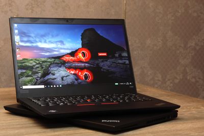 Lenovo Thinkpad X395 og T495s (nederst).