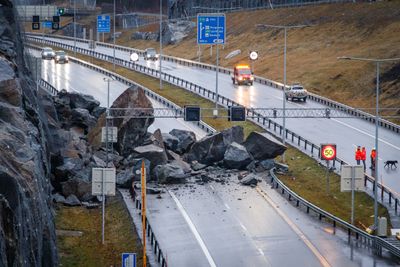 Store steinmasser sperrer E18 ved Bommestad i Larvik sent fredag kveld. Foto: Alexander Vestrum / NTB scanpix