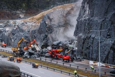Det var bare flaks som gjorde at ikke liv gikk tapt da store steinblokker raste ut over E18 ved Larvik fredag kveld.