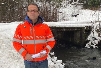 Teknisk byggeleder Nazhad Rahmann i Statens vegvesen ved Helgeland bru, som nå skal erstattes av en ny 18 meter lang bru over elva Vigga.