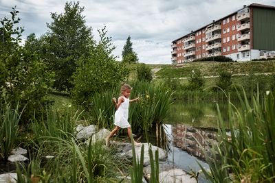 Prosjektet Bjerkedalen park, et ledd i åpningen av Hovinbekken fra marka til fjorden, vant Oslo bys arkitekturpris i 2015. Prosjektet er et godt eksempel på hvordan dammer naturlig kan håndtere overvann i byene våre.