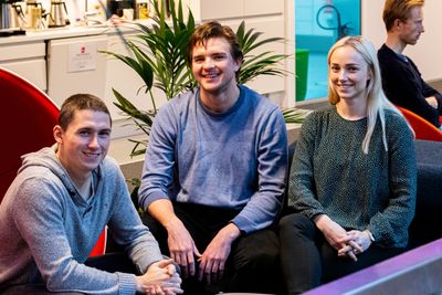 F.v.: Teknisk sjef Marcus Engebretsen, innovasjonsleder Stefan Borg og daglig leder Cathrine Heuch i Nordic Brain Tech.