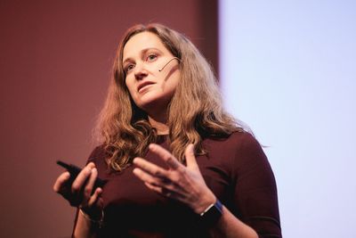 Mari Heibø-Bagheri i Accenture under en presentasjon på Digital 2019-konferansen.