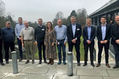 Fornøyde fjes etter kontraktssigneringen tirsdag: Fra venstre: Svein Erik Jakobsen (Dr.Ing Aas Jakobsen AS), Jørn Arve Hasselø (Statens vegvesen), Stein Atle Haugerud (Dr.techn Olav Olsen AS), Magne Gausen (Statens vegvesen), Erik Sundet (Cowi AS), Trude Krohn Brandt (Statens vegvesen), Gunnar Egset (Johs.Holt/Multiconsult AS), Olav Lahus (Rambøll Norge AS), Ole-Petter Thunes (Rambøll Norge AS), Ramus Nord (Sweco Norge AS) og Rune Hovda (Civil Management AS).