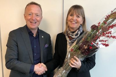 Nye Veiers styreleder Harald V. Nikolaisen gratulerer Anette Aanesland med stillingen som ny administrerende direktør i Nye Veier.