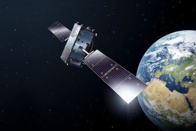 Galileo: Bildet viser en av GNSS-satellittene i Galileo-programmet. Til sammen er det et hundretalls slike GNSS-satellitter i de fire globalt dekkende programmene rundt 20.000 km over jordoverflaten. Illustrasjon: ESA / P. Carril