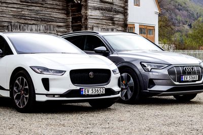 Jaguar I-Pace og Audi E-Tron er to av elbilmodellene som har solgt relativt godt i år, utenom salgsuksessen Tesla Model 3. Rekordåret for elbiler er én forklaring på at salget av bilbensin og autodiesel fortsetter å falle.