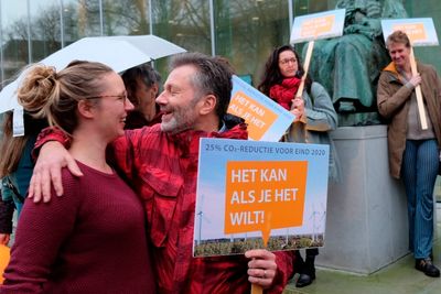 Klimaaktivister utenfor nederlandsk høyesterett i Haag fredag, da regjeringen ble beordret til å kutte klimautslipp.