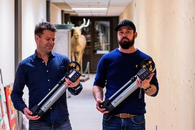 Thrustme består av Kjetil Fedde og Kjartan Jensen, her med sin nye el-motor – «the cruiser» – i hendene.