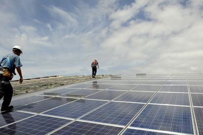 En rekke land satser nå stort på fornybar energi. Problemet er at solkraft og vindkraft ikke er stabile energikilder, påpeker Øystein Noreng i denne analysen.