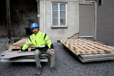Prosjektleder Håvar Haugen Espelid har fått tak i brukte fasadeplater til ombruksbygget Entra jobber med i Oslo.