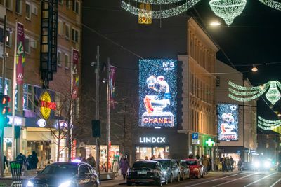 Bildet viser Bogstadveien i Oslo pyntet til jul. 