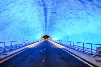 Den nye Ryfylketunnelen er et spektakulært fotomotiv, men Statens vegvesen advarer nå trafikantene mot å stoppe for å gjøre dette i tunnelen.