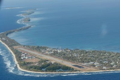 Flyplassen dekker store deler av Funafuti-atollen, som er hovedstaden i Tuvalu. Her lander det tre-fire propellfly i uken, har VG tidligere skrevet. Totalt består landet av ni små koralløyer.